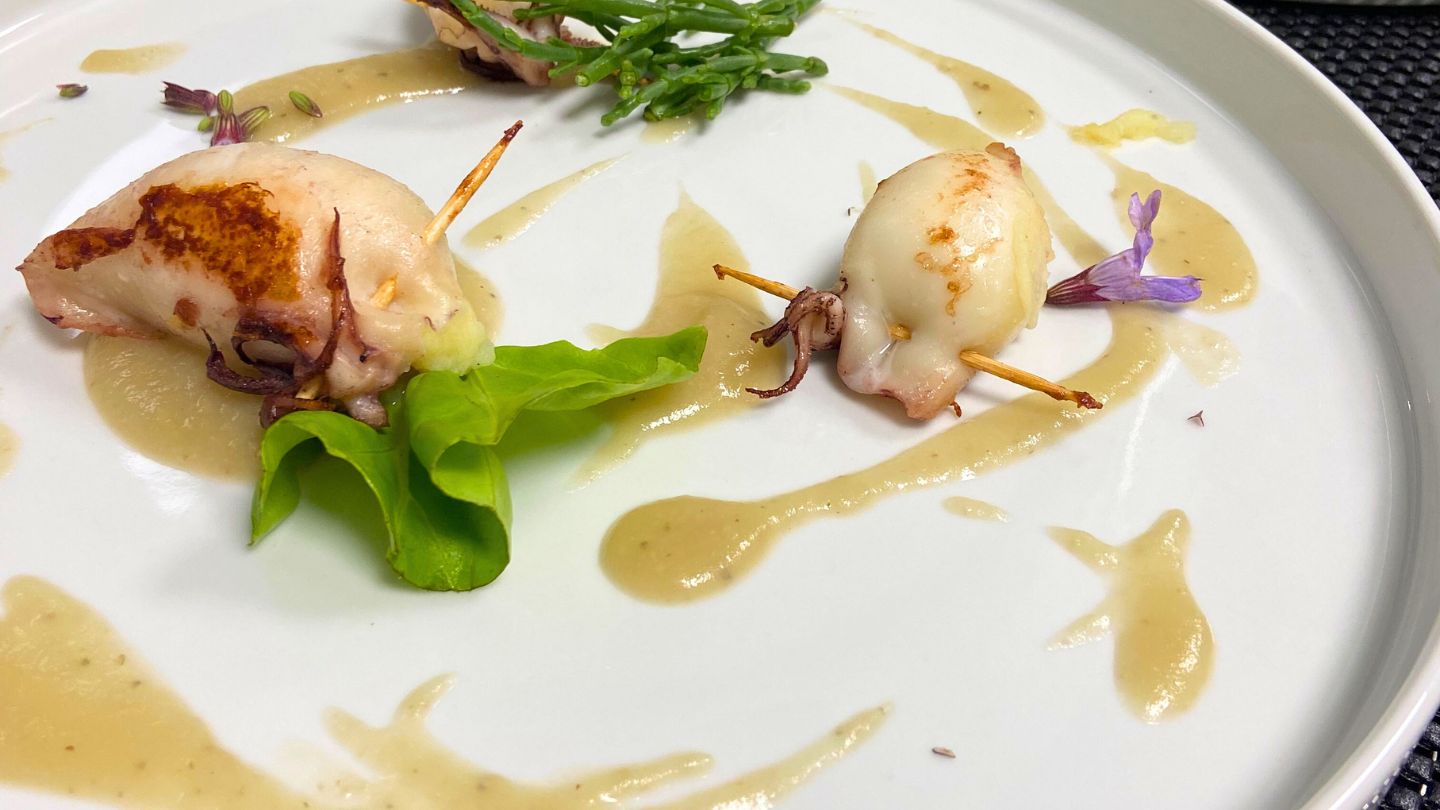 Seppie e pesce a pranzo al ristorante aromatico